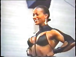 Lenda Murray: Ms Olympia Muscle FBB Sexy Posedown - Ameman